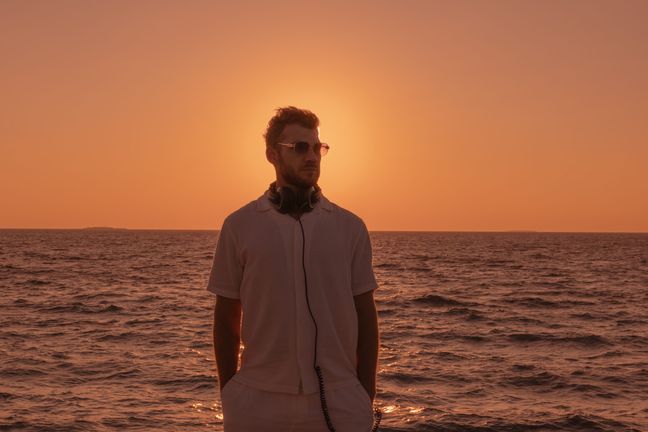 DJ Karl beim Sundowner-Set am Meer – Robinson Club Malediven